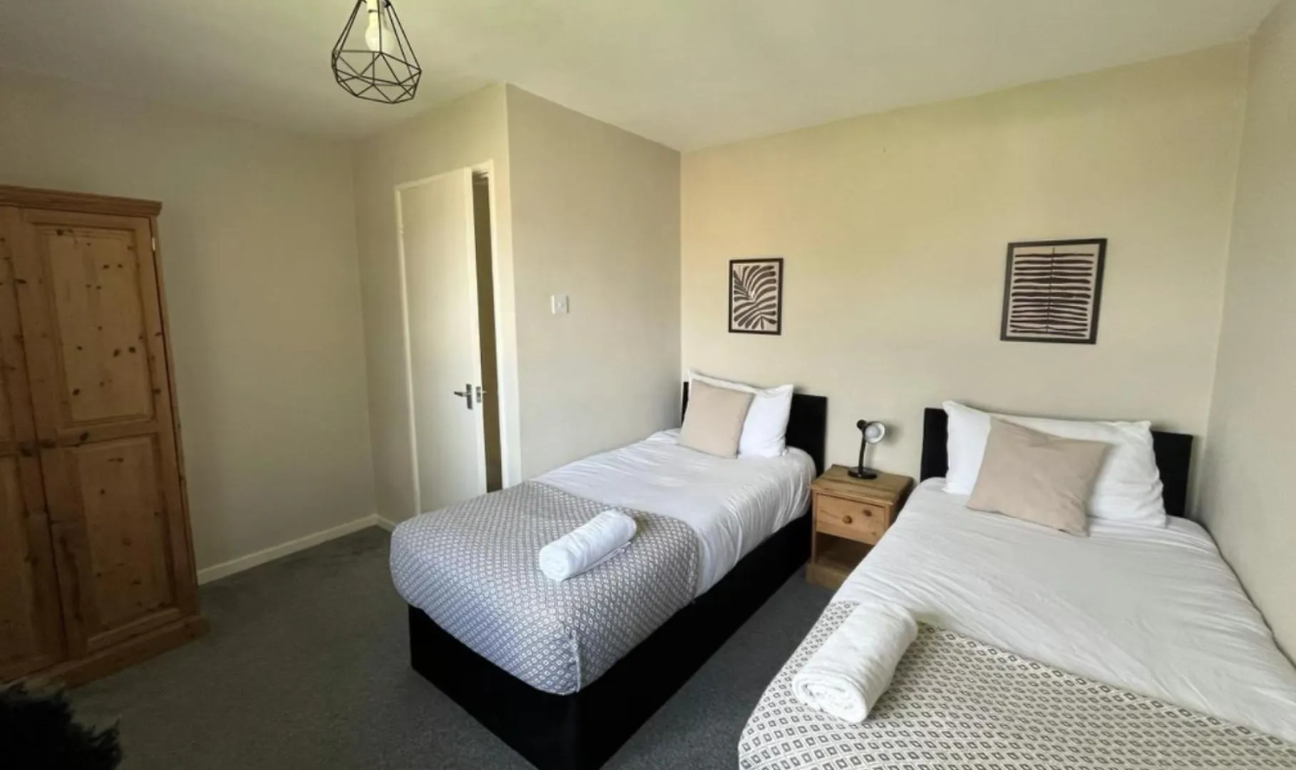 Contractors Welcome 3 Bed House With Parking By Eagle Owl Stays Crawley  0*, Crawley (West Sussex) Wielka Brytania