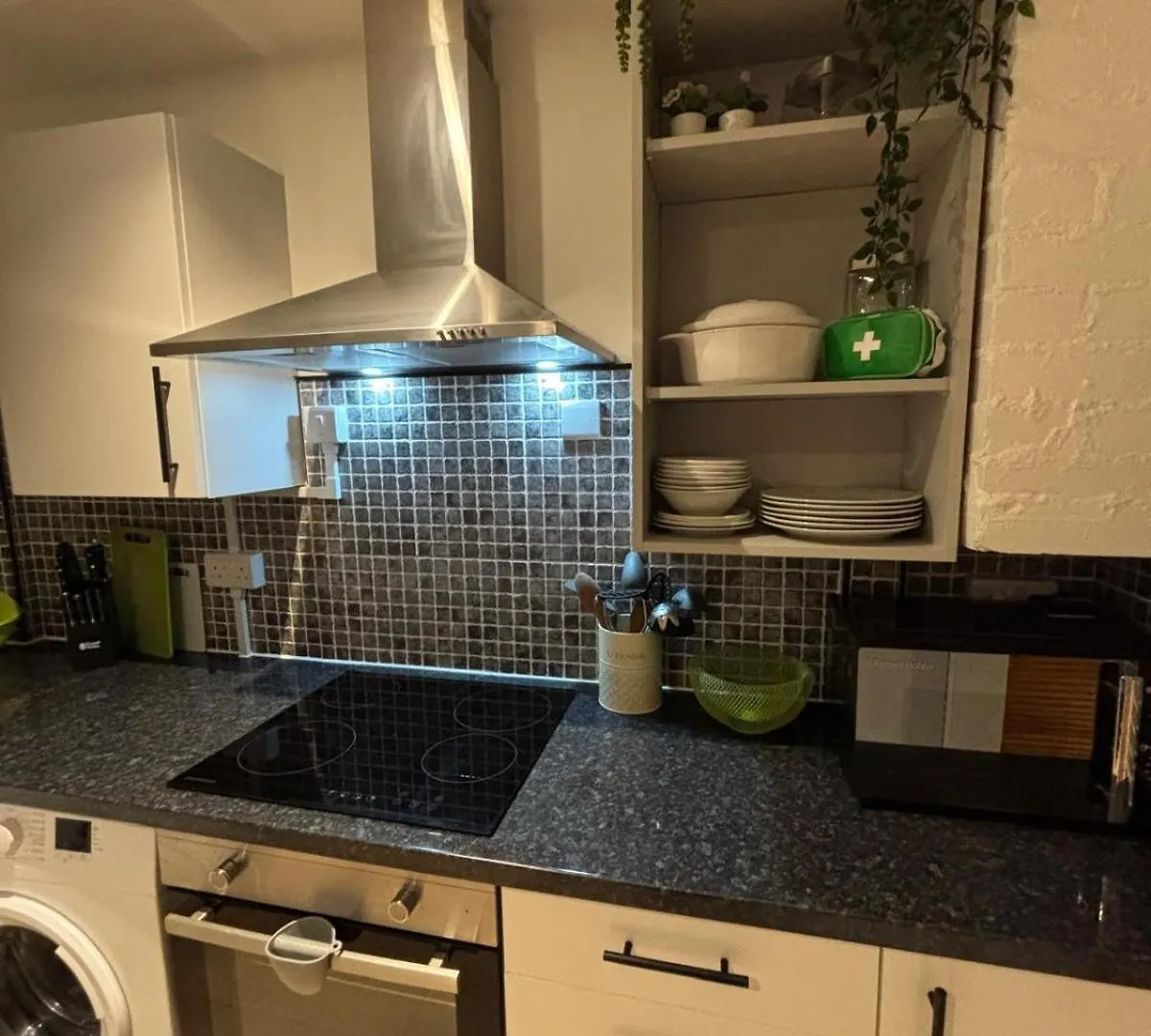 Contractors Welcome 3 Bed House With Parking By Eagle Owl Stays Crawley  Crawley (West Sussex)