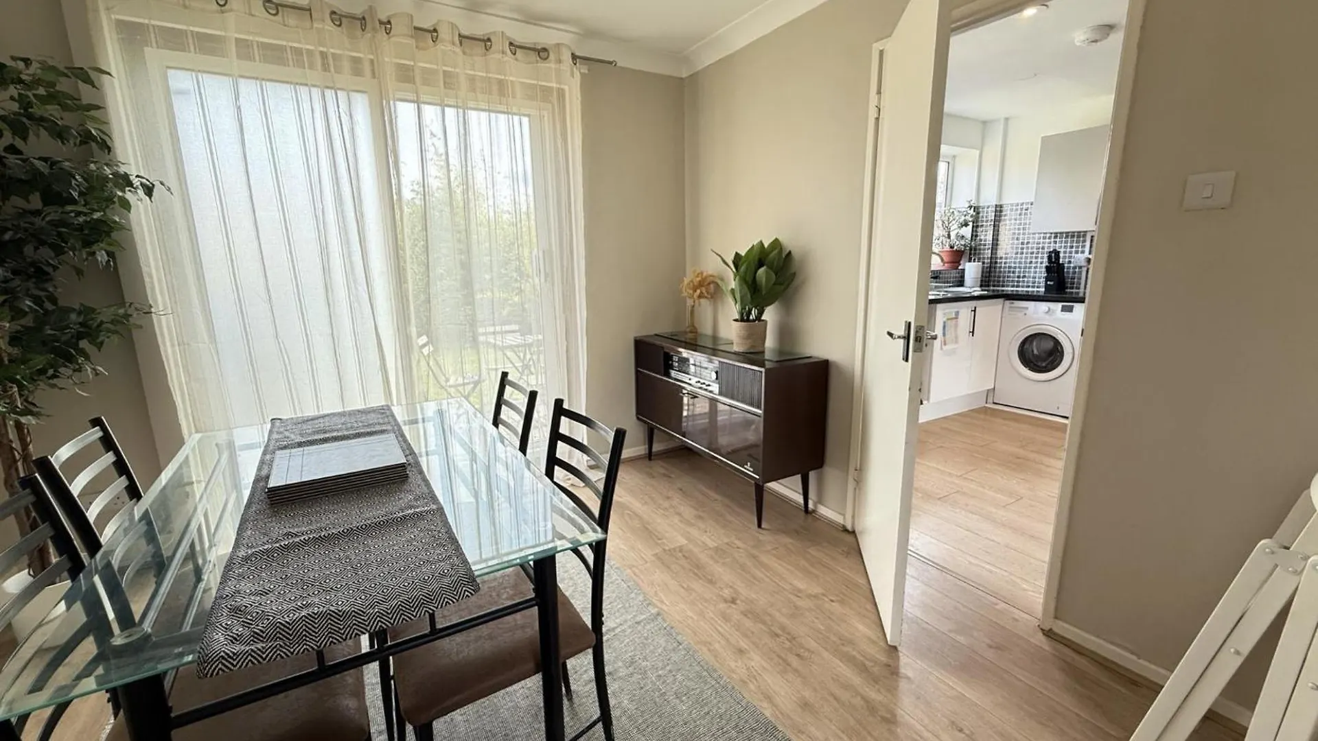 Contractors Welcome 3 Bed House With Parking By Eagle Owl Stays Crawley  0*, Crawley (West Sussex) Wielka Brytania