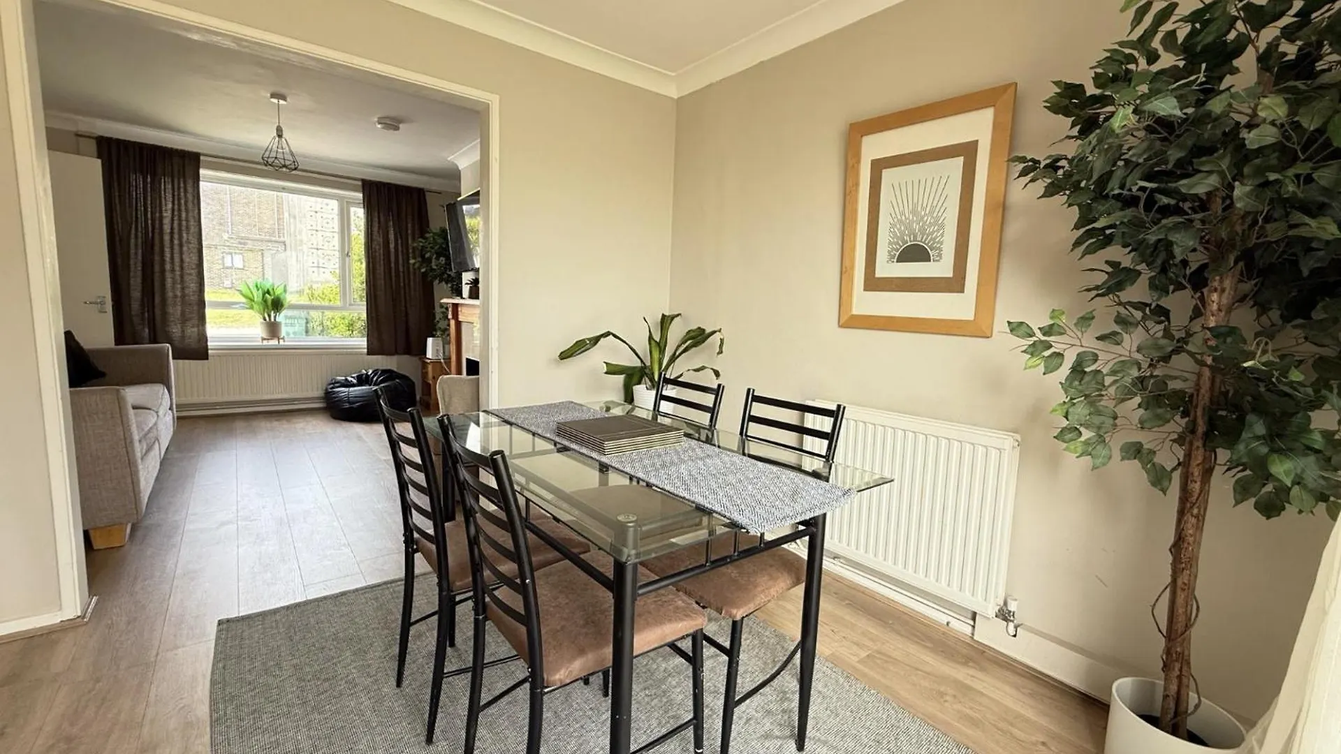 Dom wakacyjny Contractors Welcome 3 Bed House With Parking By Eagle Owl Stays Crawley