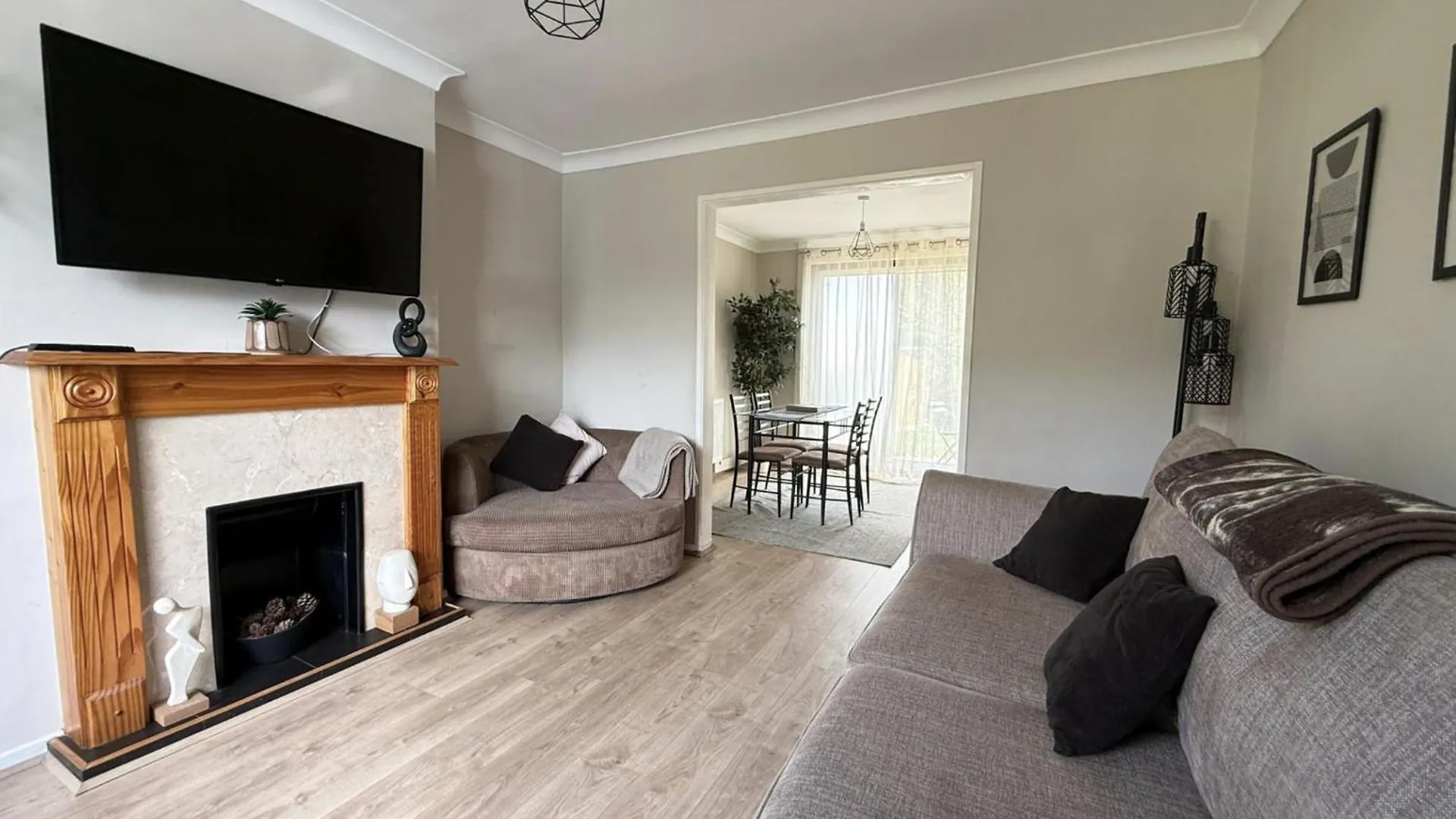 Contractors Welcome 3 Bed House With Parking By Eagle Owl Stays location