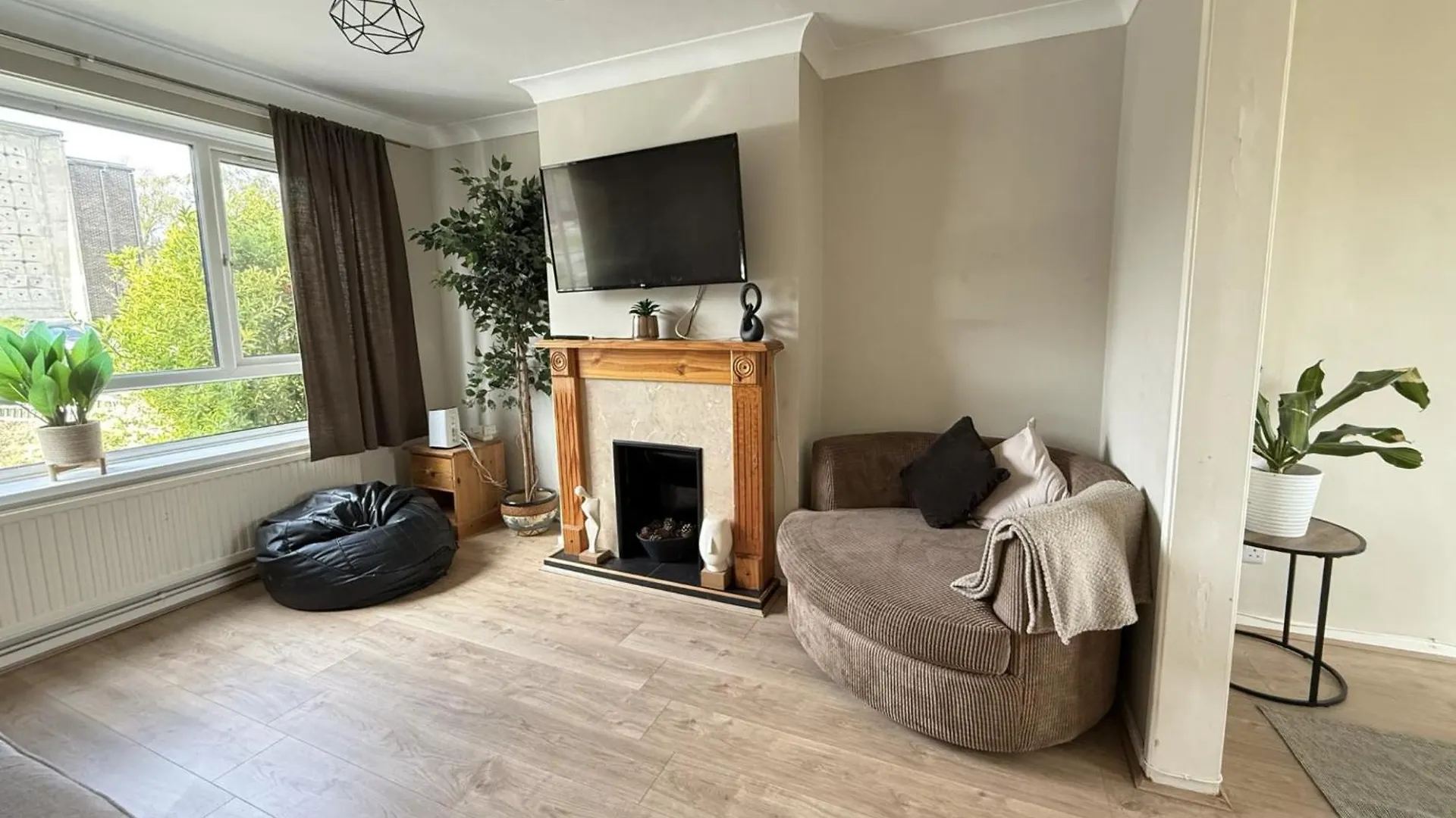 Contractors Welcome 3 Bed House With Parking By Eagle Owl Stays Crawley  Crawley (West Sussex)