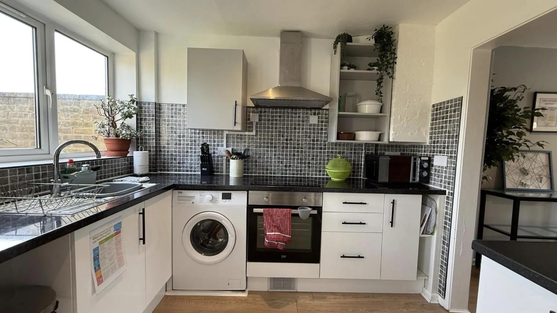 Contractors Welcome 3 Bed House With Parking By Eagle Owl Stays Crawley  Dom wakacyjny Crawley (West Sussex)