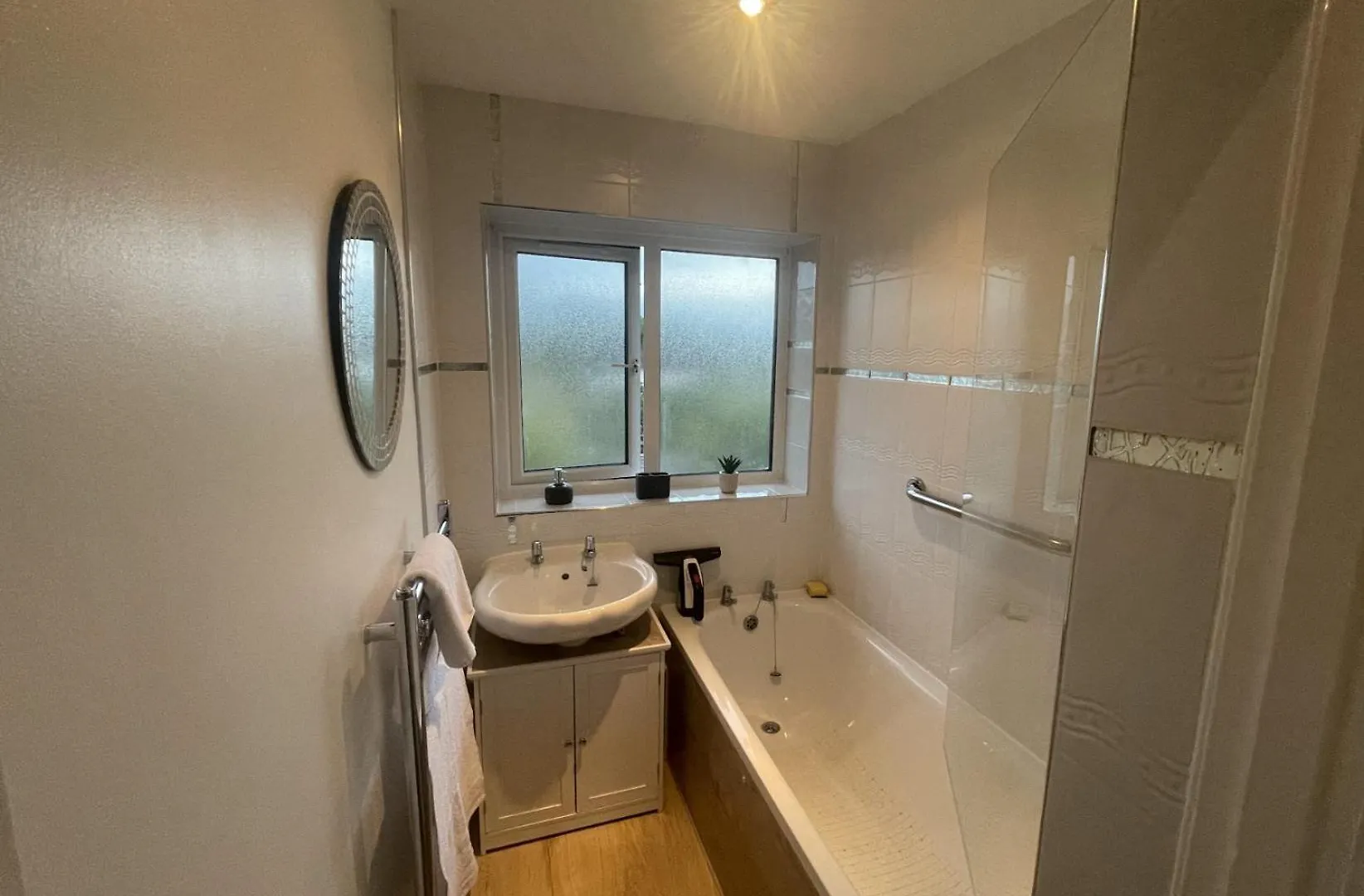 Holiday home Contractors Welcome 3 Bed House With Parking By Eagle Owl Stays Crawley