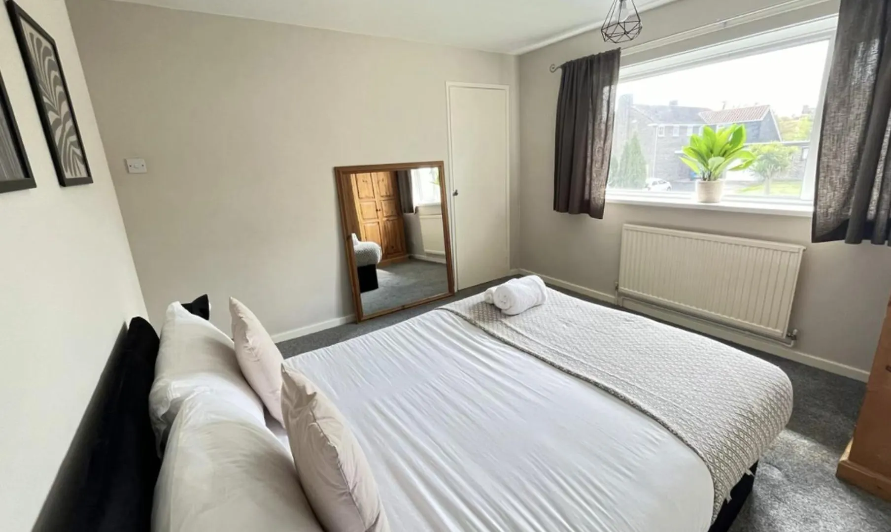 Contractors Welcome 3 Bed House With Parking By Eagle Owl Stays Crawley  0*, Crawley (West Sussex)