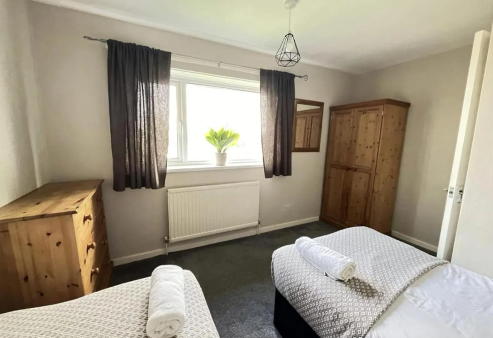 Contractors Welcome 3 Bed House With Parking By Eagle Owl Stays Crawley  Crawley (West Sussex)