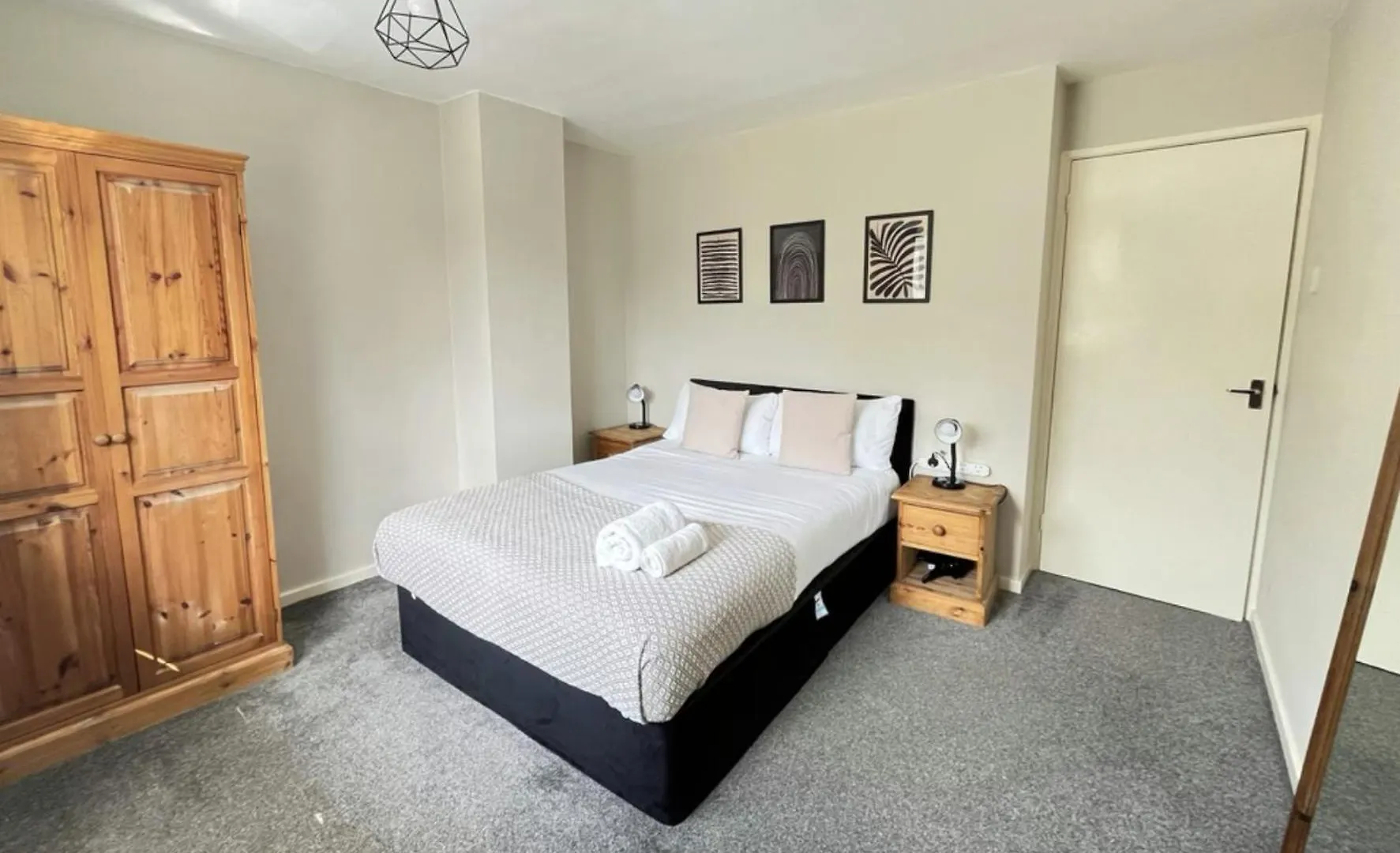 Contractors Welcome 3 Bed House With Parking By Eagle Owl Stays Crawley  Crawley (West Sussex)
